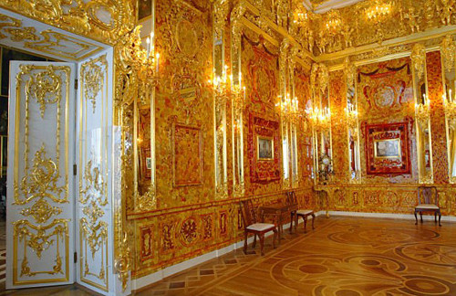 Tuy nhiên, sau khi Đức quốc xã xâm lược Liên Xô, căn phòng Hổ phách huyền thoại rơi vào tay địch. Tháng 10/1941, căn phòng được lính phát xít Đức tháo rời và đóng vào trong 27 kiện hàng rồi chuyển lâu đài Königsberg. Đến tháng 4/1945, Hồng quân Liên Xô tiến vào thành phố Königsberg nhưng không tìm thấy kho báu cực giá trị trên.