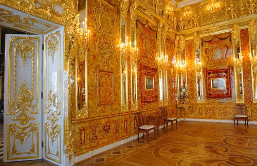 Tuy nhiên, sau khi Đức quốc xã xâm lược Liên Xô, căn phòng Hổ phách huyền thoại rơi vào tay địch. Tháng 10/1941, căn phòng được lính phát xít Đức tháo rời và đóng vào trong 27 kiện hàng rồi chuyển lâu đài Königsberg. Đến tháng 4/1945, Hồng quân Liên Xô tiến vào thành phố Königsberg nhưng không tìm thấy kho báu cực giá trị trên.