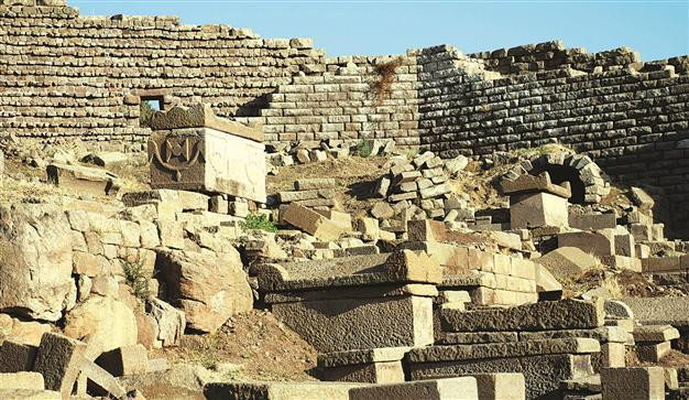 Bên trong những ngôi mộ Çanakkaleare là những chiếc quách được làm từ đá mắc ma (andesite) có chiều dài khoảng 2m, chiều rộng và chiều cao khoảng 80 - 90 cm. Mỗi chiếc quách nặng khoảng 2 - 3 tấn.