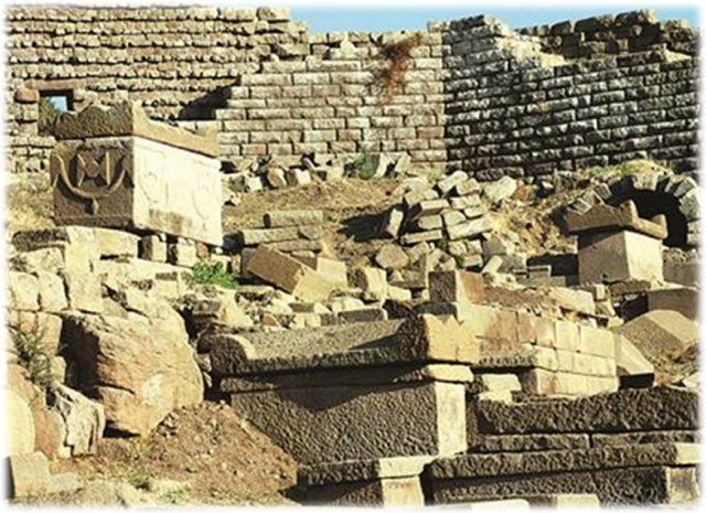 Theo các chuyên gia, những ngôi mộ kỳ lạ ở Assos có niên đại khoảng 2.700 năm. Chúng còn được người dân địa phương gọi là Çanakkaleare.