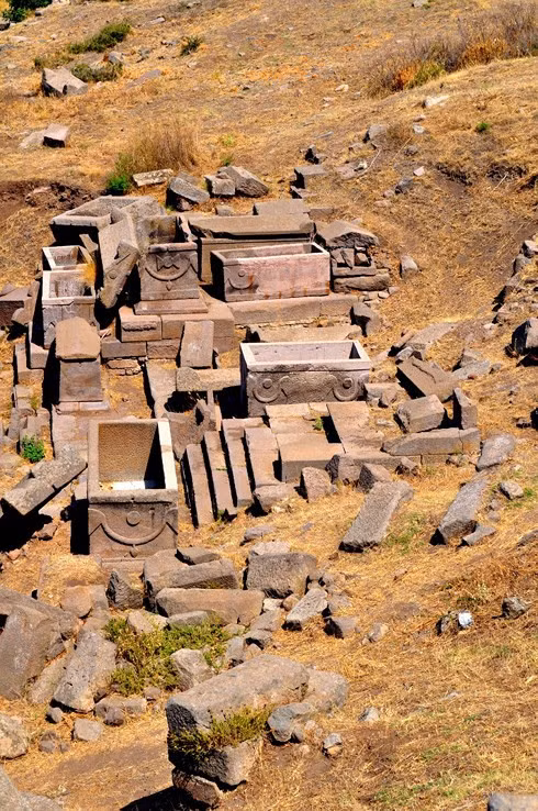 Giả thuyết khác cho rằng, các yếu tố như đất xung quanh các ngôi mộ Çanakkaleare và yếu tố thời tiết góp phần đẩy nhanh quá trình phân hủy thi hài người quá cố. Những điều trên đều là giả thuyết chưa có bằng chứng thuyết phục. Vì vậy, các nhà điều tra vẫn đi tìm các manh mối với hy vọng sẽ sớm tìm ra lời giải.