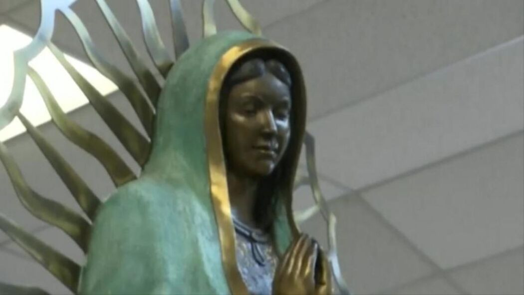 Bức tượng gây xôn xao dư luận đó là Đức mẹ Maria. Những giọt nước mắt chảy ra từ khóe mắt của bức tượng được các nhân chứng mô tả có “mùi thơm của nước hoa hồng”.