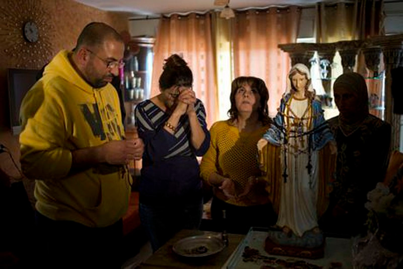 Tương tự, vào tháng 2/2014, một bức tượng Đức mẹ "khóc ra dầu" ở Israel thu hút sự quan tâm của công chúng. Bức tượng này được đặt trong phòng khách của vợ chồng ông Osama Khoury. Người vợ - bà Amira là người đầu tiên phát hiện sự việc kỳ lạ này.