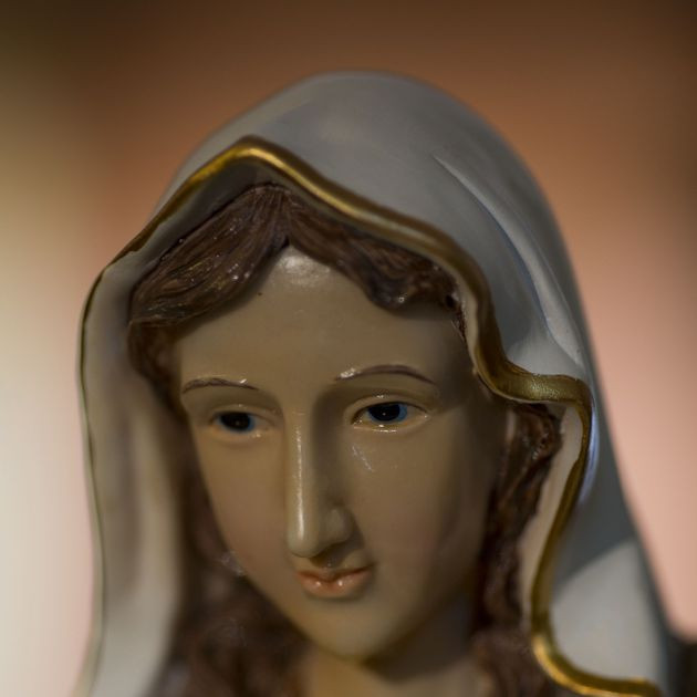 Tượng Đức mẹ "khóc ra dầu" vô cùng hiếm gặp và khó lý giải. Đến nay, sự việc vẫn chưa được các chuyên gia làm sáng tỏ.