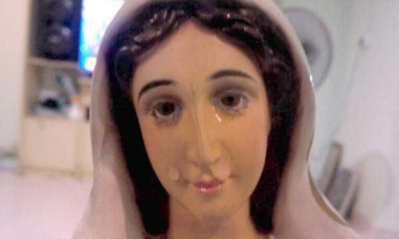 Tối ngày 2/3/2015, con trai ông Michael George, 52 tuổi, ở bang Sabah, Malaysia phát hiện tượng Đức mẹ đồng trinh "nhỏ lệ". Bức tượng cao 33 cm và được chị dâu ông Michael mua cho trong chuyến du lịch Philippines.