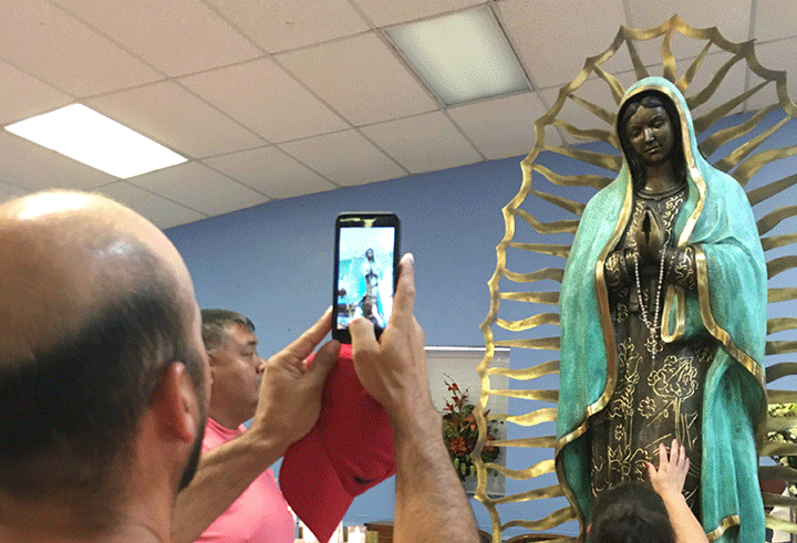 Trước sự việc kỳ lạ này, nhà thờ Công giáo Our Lady of Guadalupe mở cửa suốt ngày đêm để đón các tín đồ và du khách đến ngắm nhìn bức tượng Đức mẹ Maria.