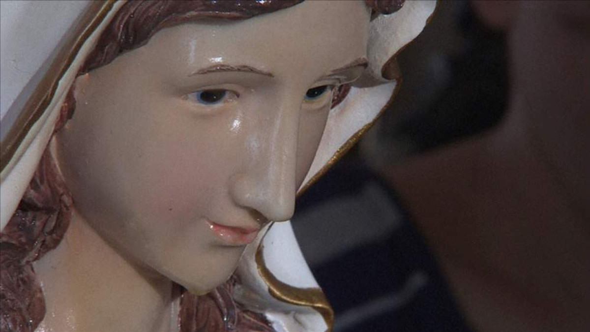 Ly kỳ hơn, bà Amira kể rằng bức tượng Đức mẹ đã "trò chuyện và khuyên bà đừng sợ".