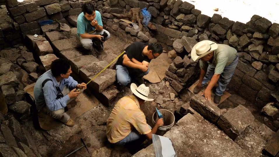 Vào thời phong kiến, hoa văn rồng và phượng hoàng chỉ có hoàng tộc sử dụng. Vì vậy, nhóm chuyên gia suy đoán chủ nhân ngôi mộ có thể là một phụ nữ xuất thân trong hoàng tộc. Quả thật, về sau, các chuyên gia xác định được danh tính chủ nhân ngôi mộ là công chúa Yu Lumigu - em gái Liêu Thái Tổ.