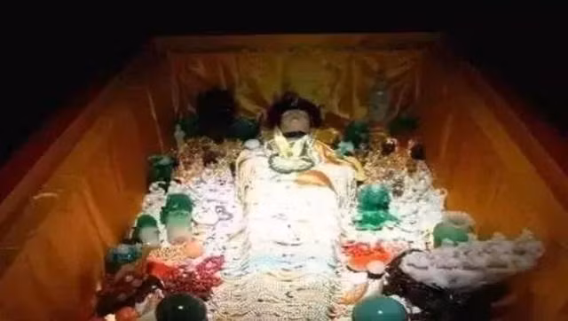 Các chuyên gia kiểm tra tỉ mỉ phía bên ngoài của ngôi mộ và các đồ tùy táng đặt cạnh quan tài. Họ nhận định ngôi mộ có niên đại vào thời nhà Liêu. Điều này có nghĩa cỗ quan tài có niên đại cách đây khoảng 900 - 1.100 năm.