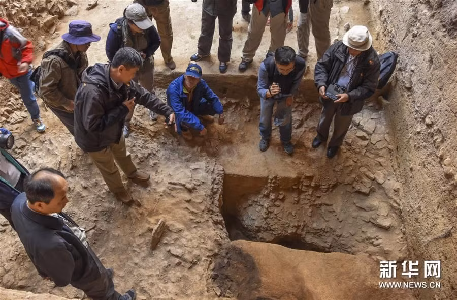 Kế đến, các chuyên gia tiến hành mở nắp quan tài. Đúng như dự đoán của họ, bên trong chứa thi hài của một phụ nữ. Người này mặc trên người bộ trang phục thêu phượng hoàng và có rất nhiều đồ trang sức vàng, bạc, châu báu đặt bên cạnh.