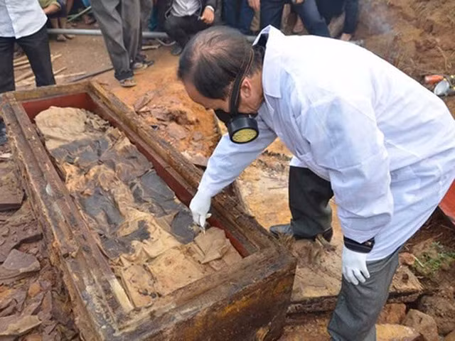 Khi kiểm tra cỗ quan tài có màu đỏ như máu, các chuyên gia nhận thấy bên ngoài có khắc hình phượng hoàng đang giang cánh bay lên.