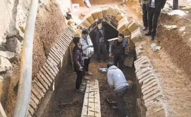 Vào năm 2003, một nhóm công nhân khai thác đá ở núi Thổ Nhĩ Cơ, khu tự trị Nội Mông Cổ, Trung Quốc tình cờ phát hiện một ngôi mộ cổ bên trong có chứa cỗ quan tài đỏ như máu.