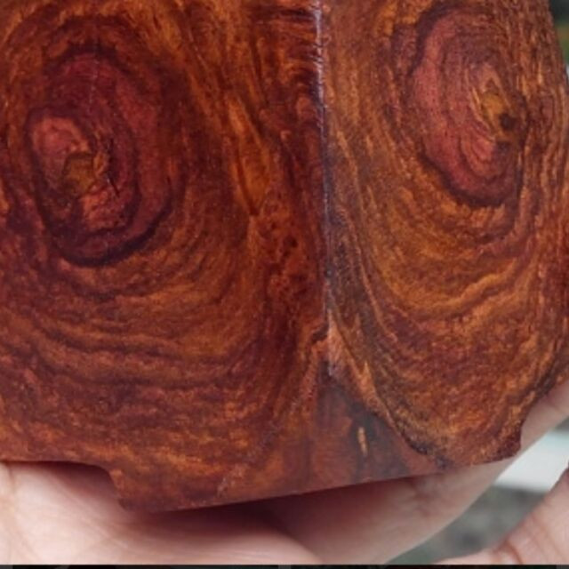 Không những vậy, đôi ghế được các chuyên gia xác định có niên đại vào thời nhà Minh. Do đó, chúng được xác nhận đúng là cổ vật.