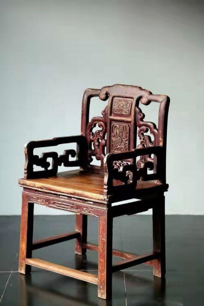 Sau khi sửa xong, ông Trương đặt 2 chiếc ghế trong sân nhà. Khi ngắm nhìn chúng, ông thấy khá giống ghế thái sư có niên đại vào thời nhà Minh - Thanh của Trung Quốc. Tuy nhiên, ông không dám khẳng định chúng là cổ vật.