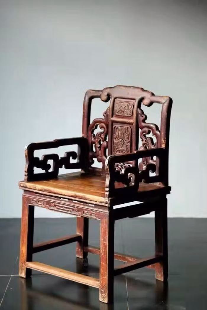 Sau khi sửa xong, ông Trương đặt 2 chiếc ghế trong sân nhà. Khi ngắm nhìn chúng, ông thấy khá giống ghế thái sư có niên đại vào thời nhà Minh - Thanh của Trung Quốc. Tuy nhiên, ông không dám khẳng định chúng là cổ vật.