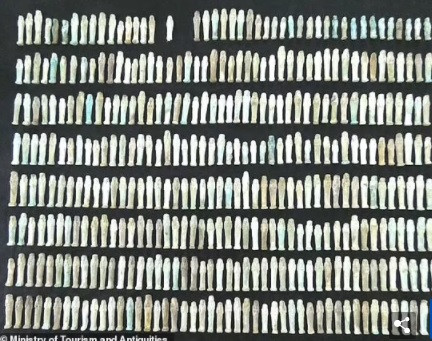 Osiris là vị thần cai quản địa ngục và phán xét linh hồn người chết. Người Ai Cập thời xưa quan niệm chiếc lưỡi vàng sẽ giúp người chết thuyết phục thần Osiris đưa ra phán xét tốt đối với linh hồn của họ.