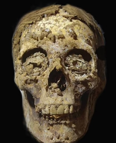 Nhóm khảo cổ hiện vẫn chưa thể làm rõ danh tính và mối quan hệ giữa người đàn ông và phụ nữ khi ngôi mộ của họ được đặt cạnh nhau.