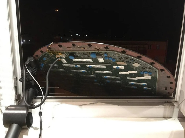 Để có thể sử dụng được dịch vụ của Starlink, người dùng sẽ cần phải bỏ ra số tiền 594,3 USD để nhận bộ trang thiết bị cần thiết bao gồm: một chảo ăng-ten để thu sóng Internet từ vệ tinh, một router WiFi, một bộ nguồn, cáp kết nối và giá 3 chân để đặt ăng-ten.