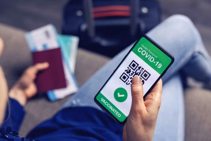 Ông Nguyễn Bá Hùng giải thích chọn ba bệnh viện này thí điểm là do bệnh viện lớn, dữ liệu người được tiêm chủng chính xác. Tuy nhiên, hiện Cục Công nghệ Thông tin mới thí điểm phần mềm ứng dụng nên hộ chiếu vaccine chưa đồng bộ trên hệ thống cho các trường hợp này.