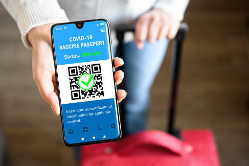 Bước 2: Các cơ sở tiêm chủng thực hiện ký số dữ liệu tiêm chủng vaccine COVID-19 trên Nền tảng Quản lý tiêm chủng COVID-19. Nền tảng này kết nối, chia sẻ dữ liệu tiêm chủng với Hệ thống Quản lý cấp chứng nhận tiêm chủng vaccine COVID-19 đáp ứng theo các quy định về kết nối dữ liệu y tế do Bộ Y tế ban hành.