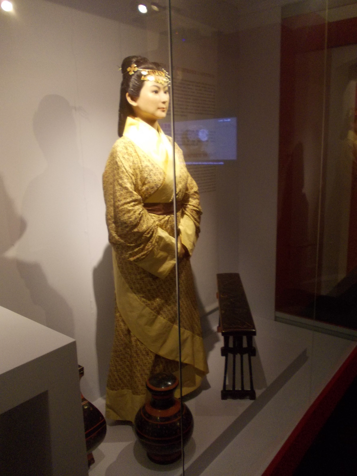 Để không khí và nước không lọt vào bên trong, ngôi mộ được bịt kín bằng than và phần đỉnh niêm phong bằng đất sét. Thêm nữa, bên trong quan tài có dấu vết của thủy ngân và một chất lỏng không xác định có tính axit nhẹ xung quanh xác ướp Tân Truy phu nhân.