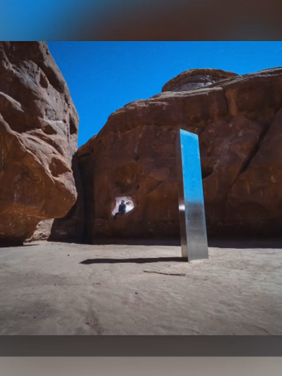 Trước sự việc bí ẩn này, giới chức trách đã vào cuộc tìm hiểu. Theo đó, điều tra của Cục quản lý đất đai (BLM) bang Utah cho thấy cột kim loại 3 mặt trên được gỡ bỏ vào tối 27/11 nhưng không rõ ai đã di chuyển chúng. BLM khẳng định họ không tháo dỡ khối kim loại bí ẩn đó vì họ coi đó là tài sản tư nhân.