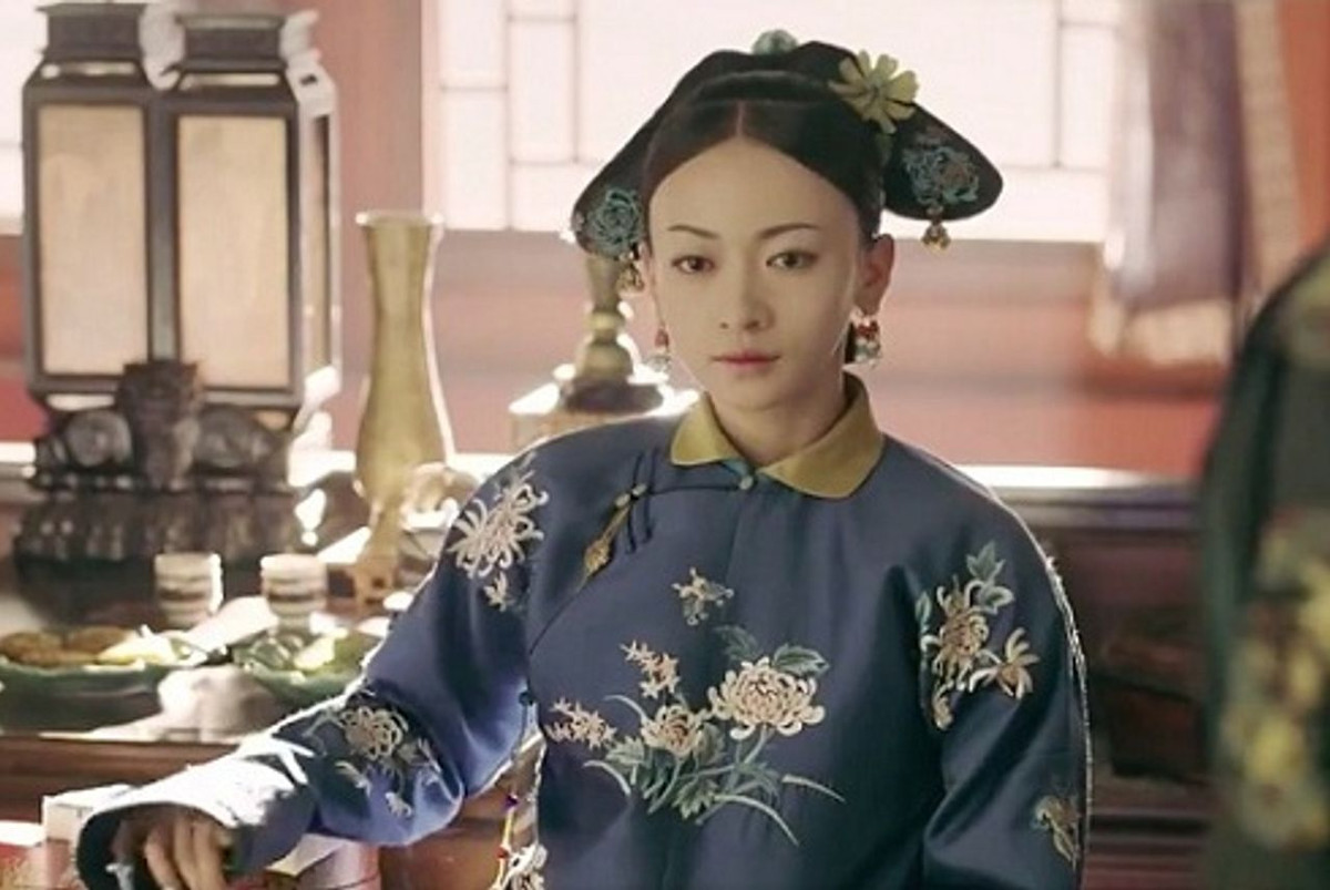 Theo một số sử liệu, Ngụy Giai thị từng làm cung nữ thân cận của Hiếu Hiền Thuần Hoàng hậu. Từ đây, bà có cơ hội gặp mặt vua Càn Long và lọt vào "mắt xanh" của hoàng đế.