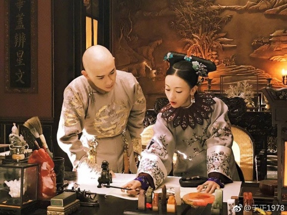 Điều này khiến hoàng đế Càn Long có một "đêm xuân" vui vẻ và càng si mê Ngụy Giai thị hơn. Với việc thành công chiếm được trái tim nhà vua ngay trong đêm thị tẩm đầu tiên, mỹ nhân này từng bước mở rộng con đường thăng tiến trong hậu cung.