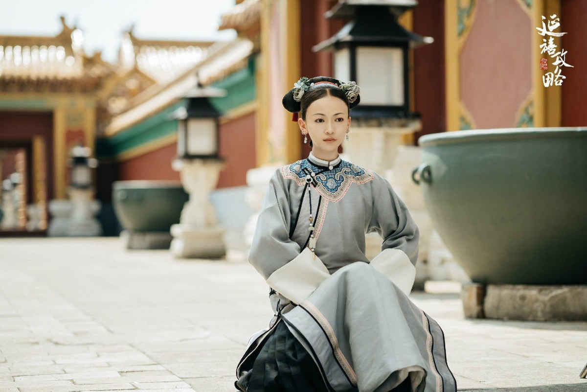 Cụ thể, Ngụy Giai thị kém Càn Long 16 tuổi. Bà xuất thân từ dòng họ Thẩm Dương Ngụy thị, thuộc tầng lớp Bao y, Nội vụ phủ. Cha của bà là Ngụy Thanh Thái từng giữ chức Nội quản lĩnh. Mẹ là Dương Giai thị từng làm nữ quan tuyên sách bảo văn trong hậu cung.