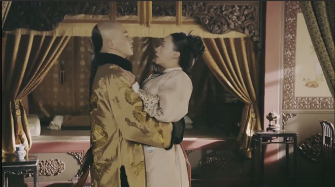 Ban đầu, bà được phong làm Đáp ứng sau đó lần lượt được tấn phong làm Quý nhân, Lệnh Phi, Lệnh Quý phi và Hoàng Quý phi. Để có thể khiến hoàng đế Càn Long mê mệt, Ngụy Giai thị đã sử dụng chiêu trò trong đêm thị tẩm đầu tiên.