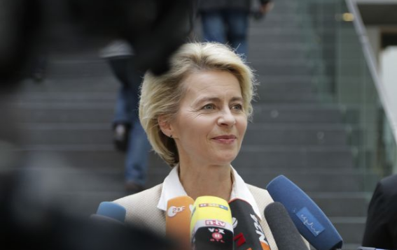 Phát biểu trước các nhà lãnh đạo Châu Âu trong ngày bỏ phiếu, bà Ursula von der Leyen cho biết bà sẵn sàng ủng hộ việc ra hạn thời hạn chót của Brexit (Anh rời khỏi Liên minh châu Âu) tới sau ngày 31/10 nếu cần thiết. Ảnh: CNBC.