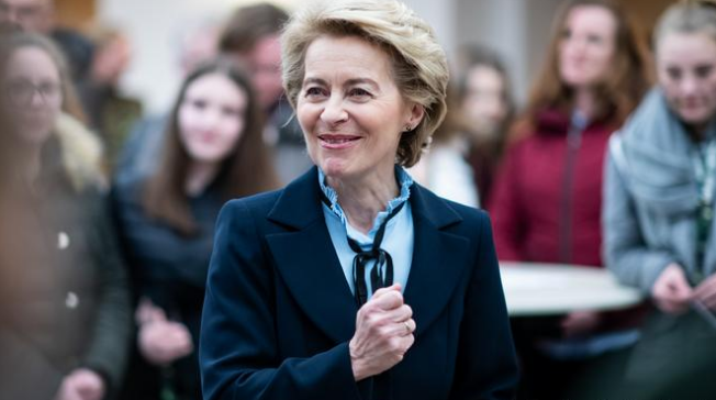 Trên cương vị Bộ trưởng Quốc phòng Đức, bà đã thỏa thuận để quân đội nước này tăng cường tham gia Tổ chức Hiệp ước Bắc Đại Tây Dương (NATO). Những đóng góp của bà Leyen giúp bà nhận được sự ủng hộ của đông đảo dân chúng. Ảnh: DW.