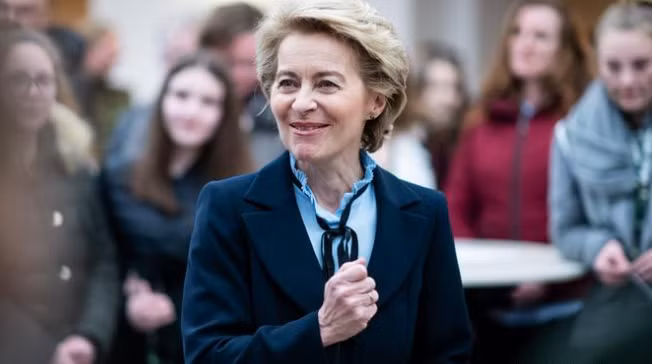 Trên cương vị Bộ trưởng Quốc phòng Đức, bà đã thỏa thuận để quân đội nước này tăng cường tham gia Tổ chức Hiệp ước Bắc Đại Tây Dương (NATO). Những đóng góp của bà Leyen giúp bà nhận được sự ủng hộ của đông đảo dân chúng. Ảnh: DW.