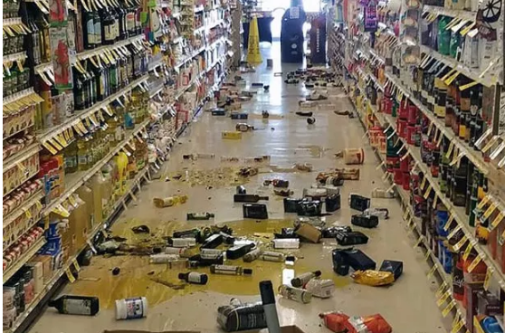 Hàng nghìn người dân ở quận Kern đang chịu cảnh mất điện. Tại một số khu vực, đường dẫn khí gas đã bị cắt do vỡ đường ống.