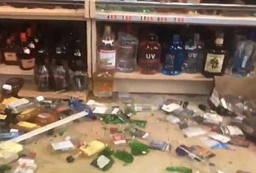 Nhiều chai lọ rơi xuống sàn nhà trong cửa hàng bị hư hại do động đất ở Ridgecrest.