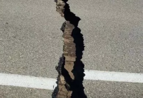 Tâm chấn của trận động đất nằm ở độ sâu khoảng 8,6 km tại khu vực thưa thớt dân cư ở vùng sa mạc Mojave, cách thành phố Ridgecrest khoảng 11 km. Rung lắc có thể được cảm nhận ở bang lân cận như Nevada.