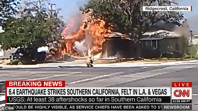 Hỏa hoạn tại một ngôi nhà ở Ridgecrest sau trận động đất.