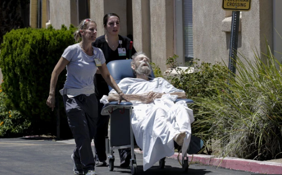 Các bệnh nhân được sơ tán khỏi Bệnh viện khu vực Ridgerest để đảm bảo an toàn.