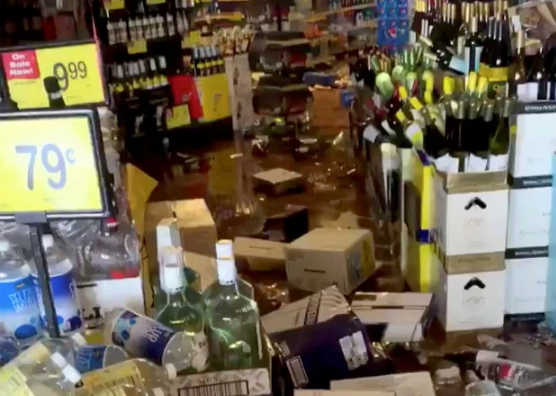 Đồ đạc nằm lộn xộn trong một cửa hàng ở thành phố Ridgecrest sau động đất.