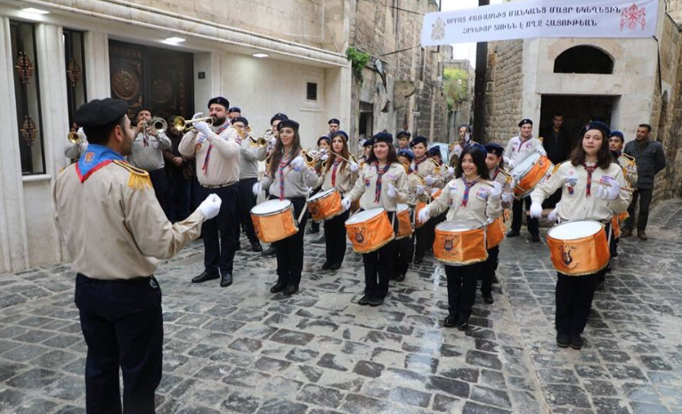 Theo RT, hoạt động trùng tu ở nhà thờ có từ thế kỷ 14 này đã bắt đầu hơn một năm trước, sau khi nhà thờ này bị tàn phá nghiêm trọng trong đợt pháo kích hồi tháng 4/2015. Ảnh: Twitter.