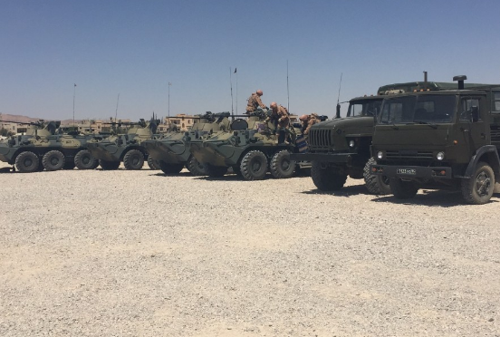 "Nga đã gửi lượng lớn vũ khí và trang thiết bị quân sự, bao gồm các cỗ pháo, bệ phóng tên lửa và nhiều xe tăng cho lực lượng chính phủ Syria trong cuộc chiến chống lại nhóm khủng bố ở Bắc Hama", trang Smart News dẫn nguồn tin cho hay. Được biết, hai tàu chở trang thiết bị quân sự của Nga đã cập cảng Tartus của Syria. Ảnh: CNN.