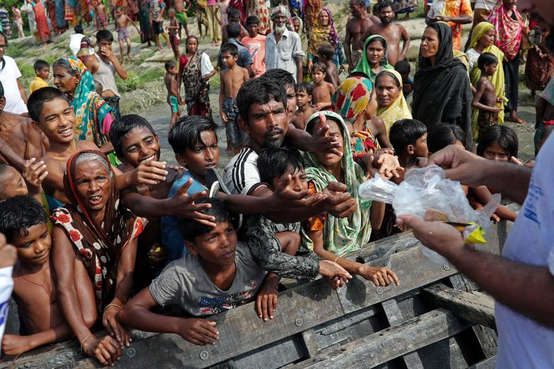 Người dân tại khu vực bị ảnh hưởng bởi lũ lụt nhận đồ cứu trợ được các tình nguyện viên phân phát tại Jamalpur, Bangladesh, ngày 21/7.Đường phố biến thành sông tại khu vực ngập lụt ở ngoại ô Agartala, Ấn Độ, ngày 15/7.