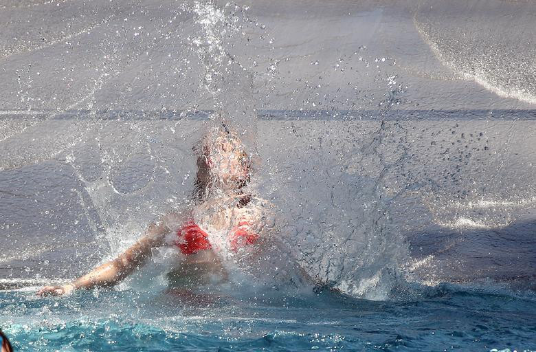 Nhiệt độ tại một số khu vực ở Châu Âu đã đạt mức cao kỷ lục mới. Ảnh: Người dân tắm tại bể bơi công cộng Dante ở Munich, Đức, ngày 24/7.