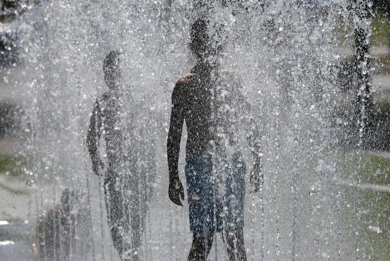 Đài phun nước ở Berlin, Đức, chật kín người trong những ngày này.