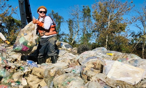 "Tôi đang giúp làm sạch khu vực sông Ohio. Chúng tôi đã thu gom được hơn 18 tấn rác chỉ trong 1 tuần".