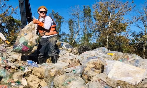 "Tôi đang giúp làm sạch khu vực sông Ohio. Chúng tôi đã thu gom được hơn 18 tấn rác chỉ trong 1 tuần".