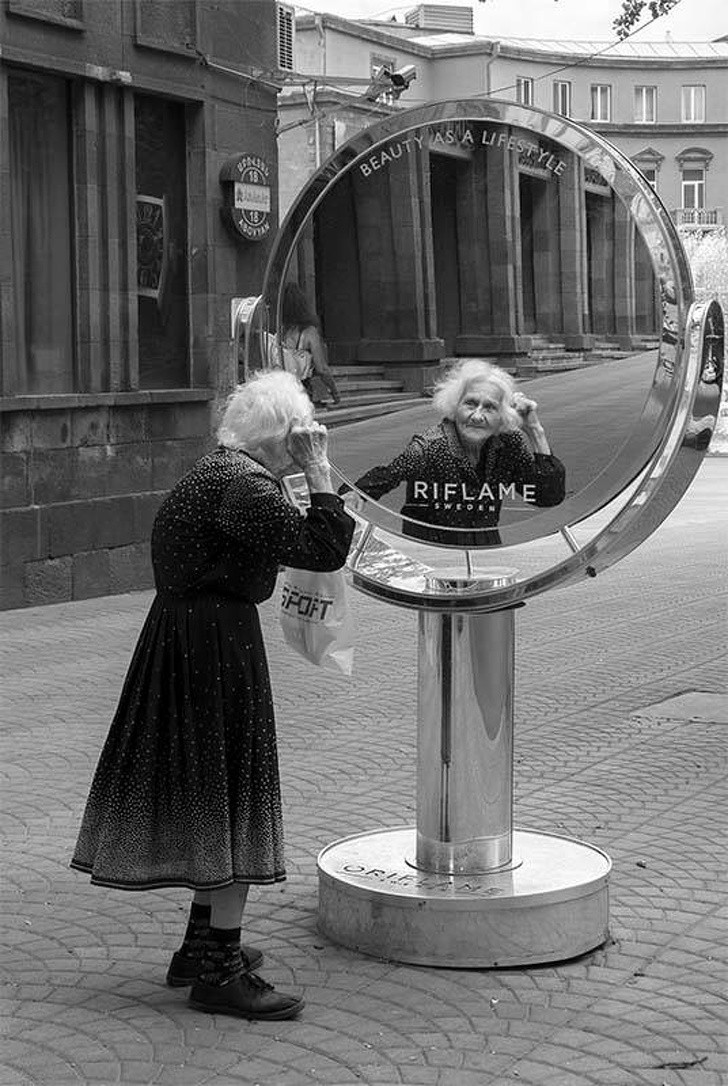 Tuổi tác không phải là lý do để con người bớt trân trọng và yêu quý bản thân mình. *) Title do Kiến Thức biên tập lại