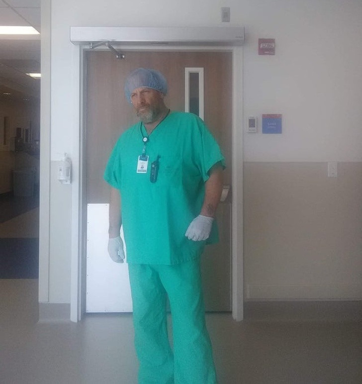 "Cha tôi từng là một người vô gia cư và thất nghiệp trong những năm về trước. Gần đây, ông đã nhận được một công việc ở bệnh viện và giờ thì ông có thể mua được một căn hộ. Trong ảnh là cha tôi trong bộ đồng phục mới của ông. Mọi điều rồi sẽ trở nên tốt đẹp".