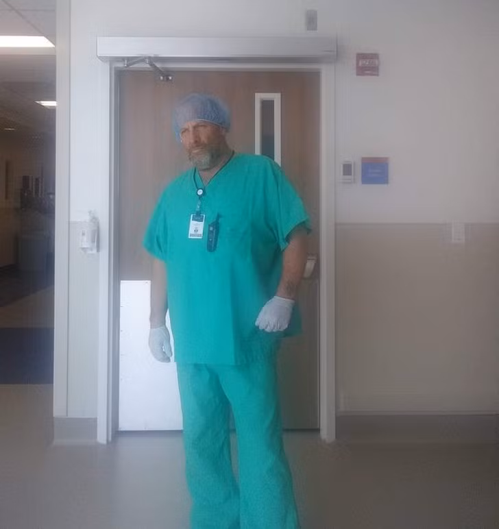 "Cha tôi từng là một người vô gia cư và thất nghiệp trong những năm về trước. Gần đây, ông đã nhận được một công việc ở bệnh viện và giờ thì ông có thể mua được một căn hộ. Trong ảnh là cha tôi trong bộ đồng phục mới của ông. Mọi điều rồi sẽ trở nên tốt đẹp".