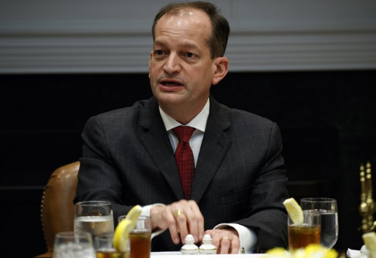 Sau khi tốt nghiệp, ông Alex Acosta từng làm việc tại một tòa án liên bang Mỹ và sau đó là công ty luật Kirkland &amp; Ellis tại thủ đô Washington. Ảnh: AP.